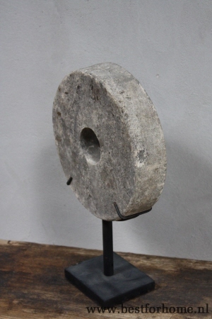 robuuste middelgrote molensteen op statief sober stoer uniek object no 918 4