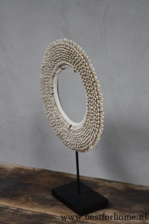 unieke sobere oosterse ketting op statief landelijk puur chic no 1054 4