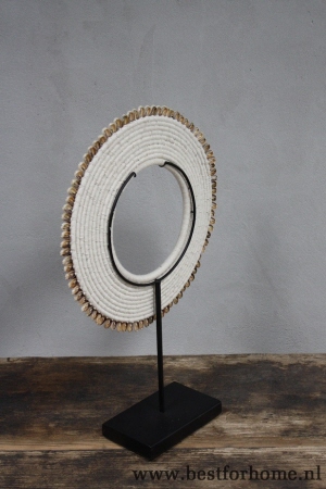 unieke sobere oosterse ketting op statief landelijk puur chic no 1054 5